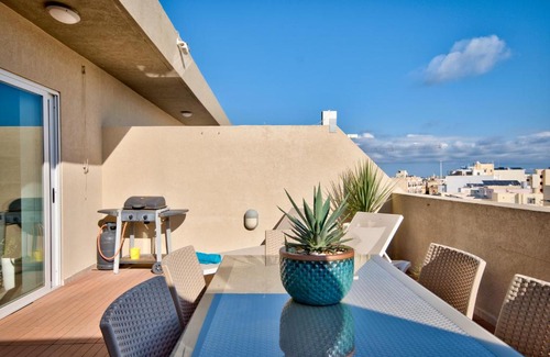 San Pawl tat-Targa Apartamento | Superb Penthouse with City Views & Terrace