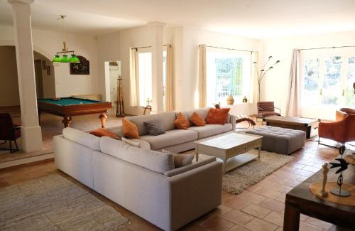 Mouries Casa | superb prestige property with indoor heated swimming pool, seminar room and tennis court in mouries, in the alpilles in provence – 16 people