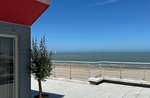 Heist Apartamento | Superb seafront penthouse 90 M2 and 90 M2 terrace 2 garages <2 bedrooms 2 bathrooms