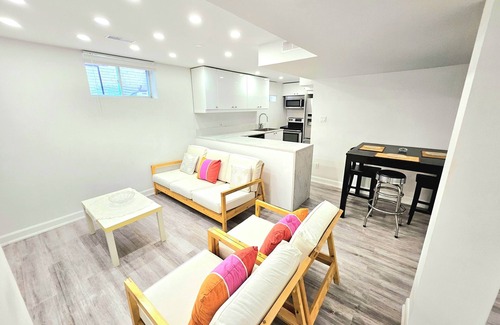 Thornhill Apartamento | Superb Spacious 2 Bedroom Bsmt with Parking