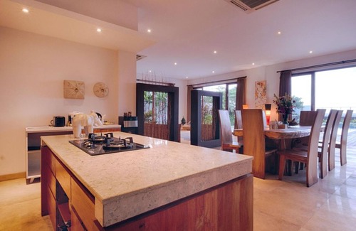 Keramas Villa | Excelente, espaciosa, moderna villa balinesa, frente a la playa en Keramas Beach, Gianyar