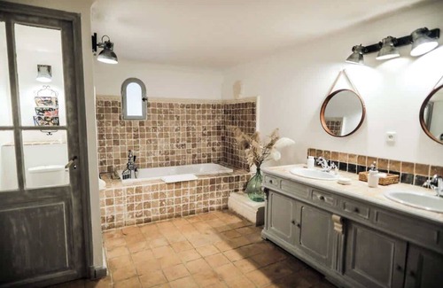 Noves Cama Y Desayuno | Magnífica suite en una villa con piscina privada