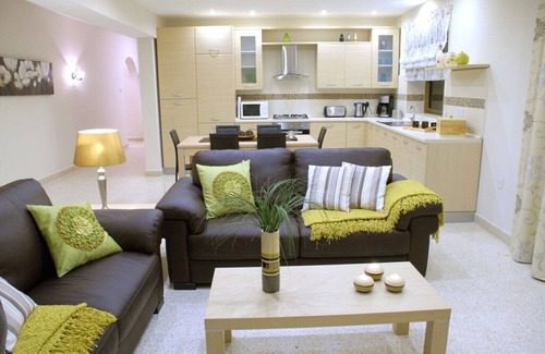 Santa Maria Estate Apartamento | Superb villa 3, inviting pool and spacious outside space.Fully airconditioned.