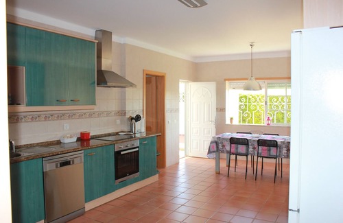Parchal Villa | EXCELENTE VILLA EN BELA VISTA UBICADA EN PARCHAL EN UNA ZONA RESIDENCIAL TRANQUILA