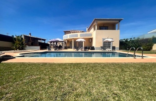 Parchal Villa | EXCELENTE VILLA EN BELA VISTA UBICADA EN PARCHAL EN UNA ZONA RESIDENCIAL TRANQUILA