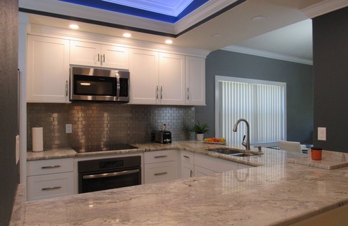 South Bradenton Condominio | ¡Condominio 2BR recientemente listado y remodelado! Perfecto retiro de invierno. Cerca de IMG / Playas / AMI
