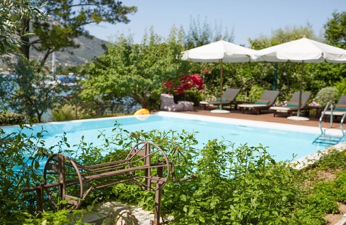 Yenion Villa | Magnífica villa frente al mar con piscina privada, embarcadero, lancha motora incluida y sauna