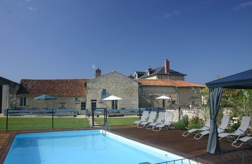 Princay Casa | Magnífica casa rural de 3 dormitorios recientemente convertida con piscina en Loire / Vienne border