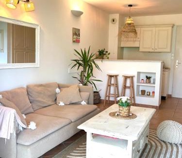 Saumane-de-Vaucluse Apartamento | Superbe appartement dans golf 4 étoiles
