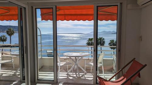 Juan-les-Pins Apartamento | Superbe appartement vue mer panoramique