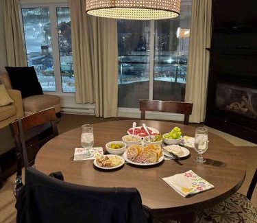 Bromont Apartamento | Superbe ski-in ski-out condo