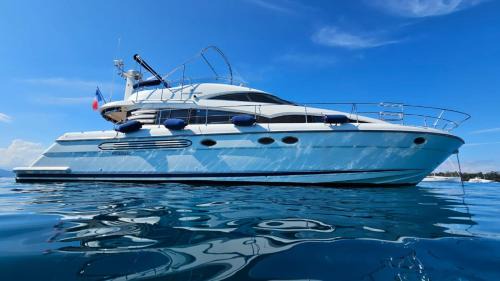 Cannes City Centre Alquiler De Eote | Superbe yacht dans le port de Cannes