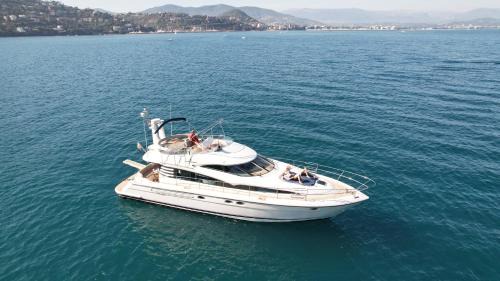 Cannes City Centre Alquiler De Eote | Superbe yacht dans le port de Cannes