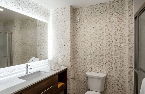 Southwind Casa | Superbly Appointed Room! Perfect for Work & Play!