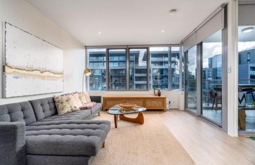 Kingston Apartamento | Superbly Convenient Lakefront View Apt - Hosted by Canstay