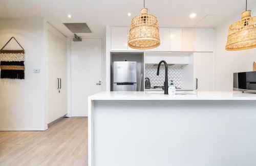 Kingston Apartamento | Superbly Convenient Lakefront View Apt - Hosted by Canstay