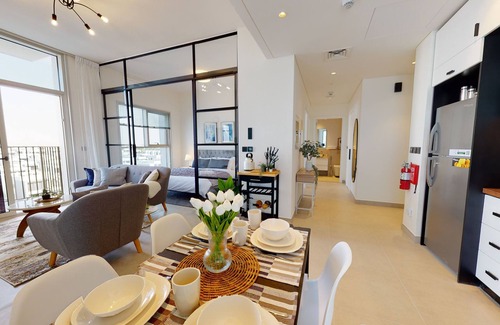Emirates Hills Apartamento | SuperHost - High-End apartment With Burj Khalifa Glimpse
