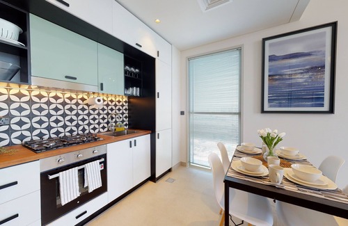 Emirates Hills Apartamento | SuperHost - High-End apartment With Burj Khalifa Glimpse