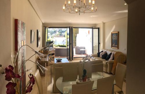 Benahavis Apartamento | Superior 3BR GolfLA Apartment Minutes from Puerto Banus & Marbella