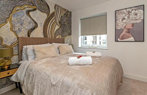Luton Apartamento | SUPERIOR AIRPORT SUITE, FREE Parking, Stylish, BALCONY, Two Bathrooms, Close To Airport, Station & Centre