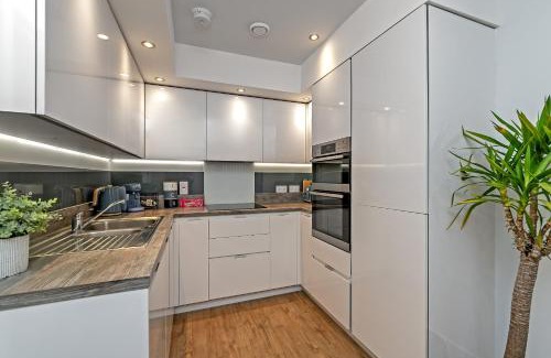 Luton Apartamento | SUPERIOR AIRPORT SUITE, FREE Parking, Stylish, BALCONY, Two Bathrooms, Close To Airport, Station & Centre