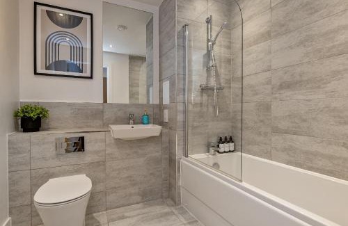 Luton Apartamento | SUPERIOR AIRPORT SUITE, FREE Parking, Stylish, BALCONY, Two Bathrooms, Close To Airport, Station & Centre