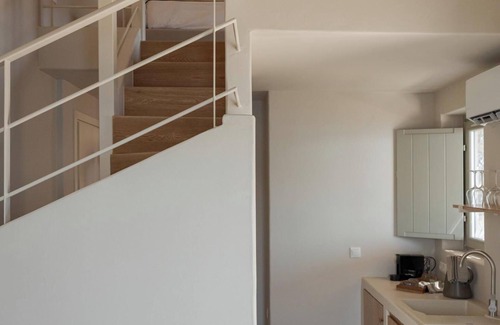 Neon Oitylo Apartamento | Superior Duplex Suite by Yerma Suites Limeni