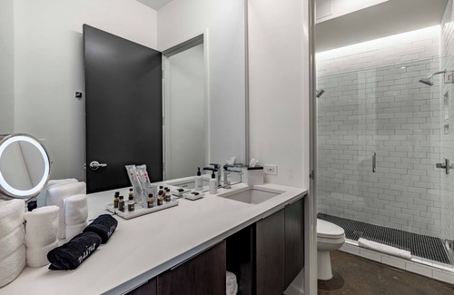 West End Hotel | Superior King Suite | 121 Hotel by AvantStay