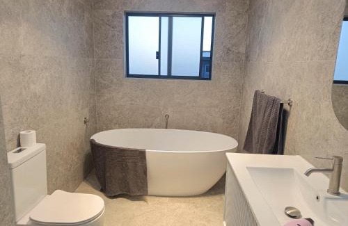 Guildford West Casa | Superior Twin Room in Spacious and Modern Home - NR10