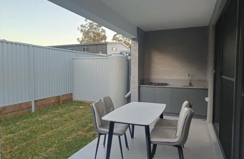 Guildford West Casa | Superior Twin Room in Spacious and Modern Home - NR10