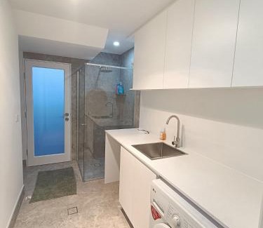 Guildford West Casa | Superior Twin Room in Spacious and Modern Home - NR10