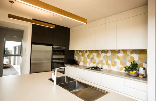 Warrnambool Casa | Superorange limpio y brillante