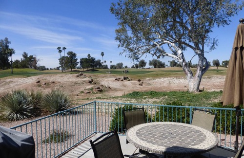 Superstition Lakes Condominio | Superstition Lakes Golf Condo con vistas al campo de golf!