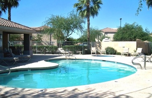 Superstition Lakes Condominio | Superstition Lakes Golf Condo con vistas al campo de golf!