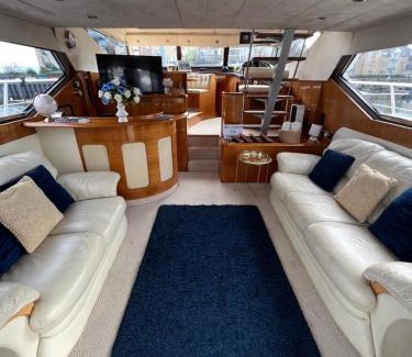 Southampton City Centre Alquiler De Eote | SUPERYACHT ON TOWN QUAY MARINA, SOUTHAMPTON - Very close to city centre and cruise terminals - free parking included