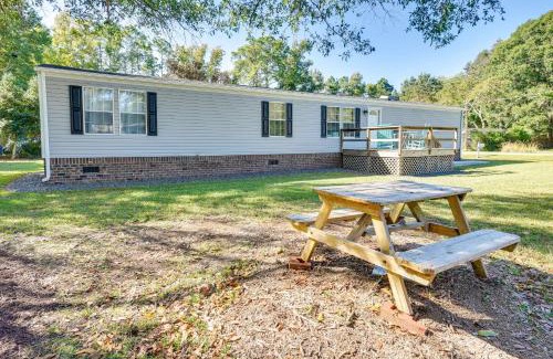 Supply Casa | Supply Cottage with Deck Less Than 2 Mi to the Beach!