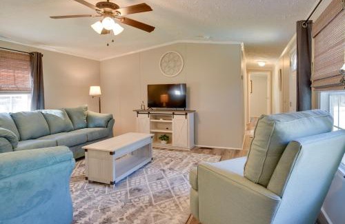 Supply Casa | Supply Cottage with Deck Less Than 2 Mi to the Beach!