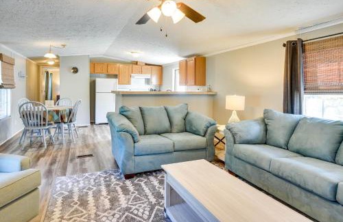 Supply Casa | Supply Cottage with Deck Less Than 2 Mi to the Beach!