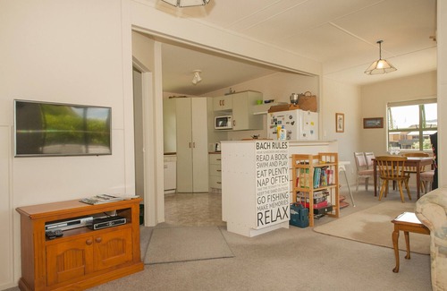 Whangamata Cabaña | Vistas de la playa de surf - Whangamata Holiday Home