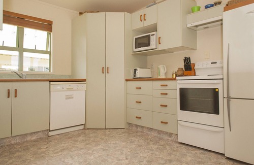 Whangamata Cabaña | Vistas de la playa de surf - Whangamata Holiday Home