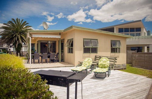 Whangamata Cabaña | Vistas de la playa de surf - Whangamata Holiday Home