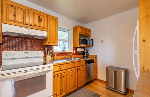 Otter Rock Casa | Surf Break Beach House | 3-Min Walk to Beach | 3BR