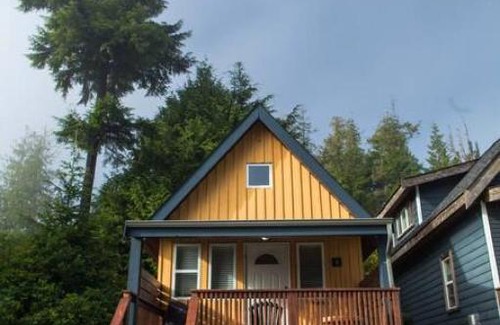 Ucluelet Casa | Surf Haven, Lofted Cozy Cabin Minutes to Beach