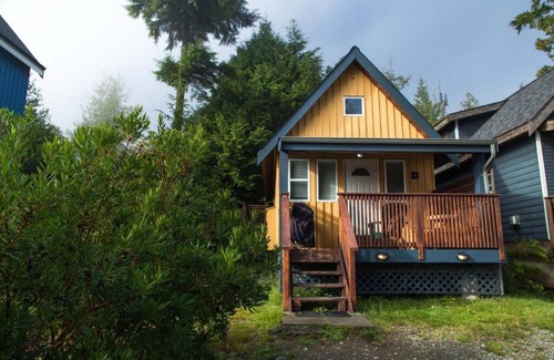 Ucluelet Casa | Surf Haven, Lofted Cozy Cabin Minutes to Beach