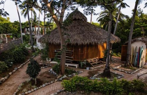Saladita Apartamento | Surf Retreat La Saladita, Yoga, Pool, Templo