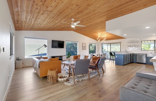 Oak Shores Casa | Surf Shack at Lake Nacimiento with Private Slip!