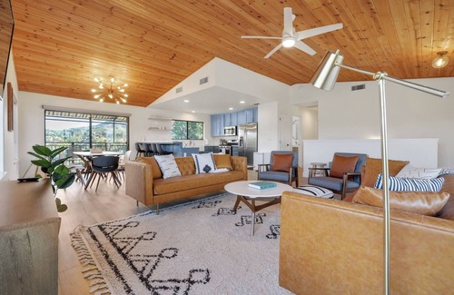 Oak Shores Casa | Surf Shack at Lake Nacimiento with Private Slip!