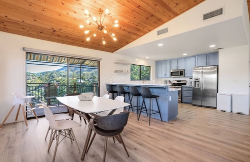 Oak Shores Casa | Surf Shack at Lake Nacimiento with Private Slip!