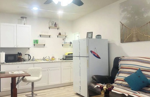 Huntington Beach Cabaña | Surf Shack! Cozy charming hidden gem by Ocean