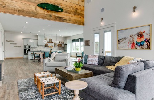 Glenwood Casa | Surf Shack on the Caddo: Sleeps 16 + Insta-Worthy!
